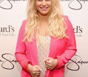 Jessica Simpson presume su figura con kilos de más