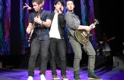 Los Jonas Brothers presumen su madurez en su nuevo disco