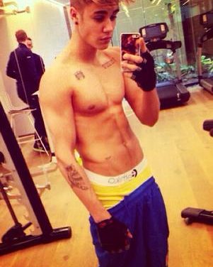 Justin Bieber comparte en Instagram dos fotos sin camisa