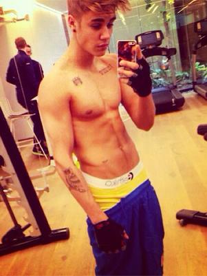 Justin Bieber comparte en Instagram dos fotos sin camisa