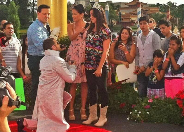 Nacho del dúo Chino y Nacho le pidió matrimonio a madre de sus hijos Inger Devera (+Video)