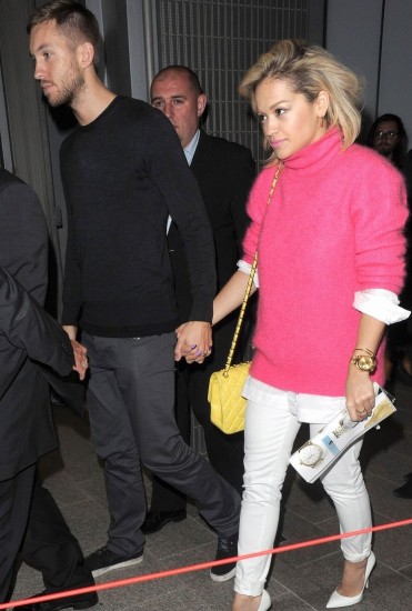 Calvin Harris y Rita Ora confirman relación tomados de la mano