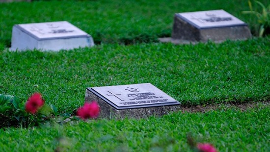 #Insolito: Estadounidense contruye cementerio en su patio para ahuyentar vagabundos