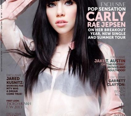 Carly Rae Jepsen luce su belleza en portada de revista Glamoholic