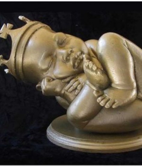 Crean escultura de oro de hijo de Kim Kardashian y Kanye West
