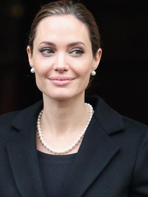 Padre de Angelina Jolie se enteró de mastectomía por medios