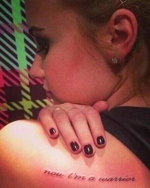 Demi Lovato presume su nuevo tatuaje en su espalda