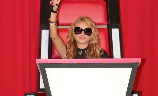 Demandan a Paulina Rubio por patear a un fotógrafo