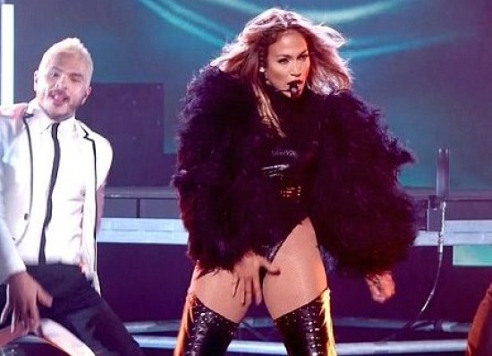 Jennifer Lopez se defiende de las críticas tras baile inapropiado