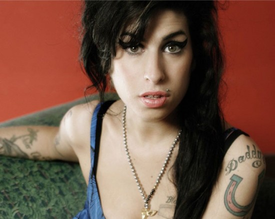 Hermano de Amy Winehouse asegura que cantante murió por bulimia