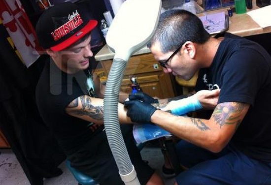 Zayn Malik de One Direction se tatúa a su novia Perrie Edwards (+Fotos)