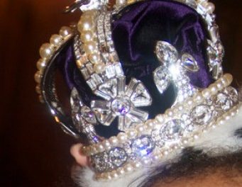 Beyoncé publica foto de su hija usando una corona
