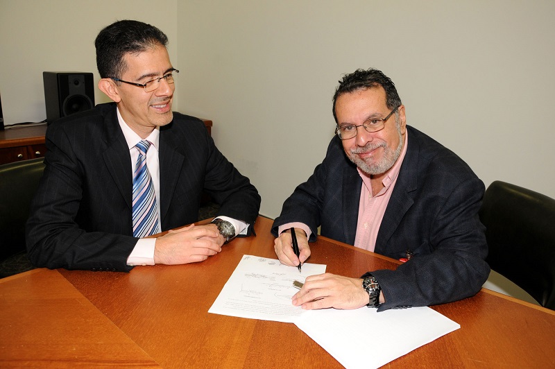 Ibsen Martínez firmó contrato con TELEVEN