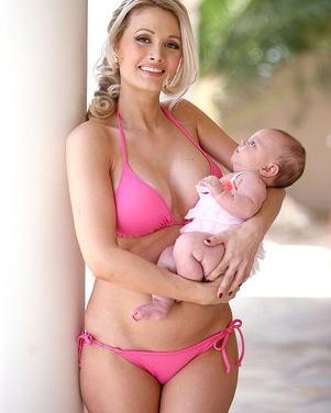 Holly Madison recuperó su cuerpazo a tres meses de dar a luz