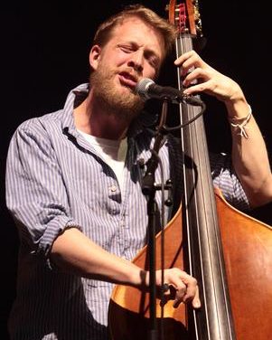 Bajista de Mumford & Sons se recupera tras cirugía cerebral