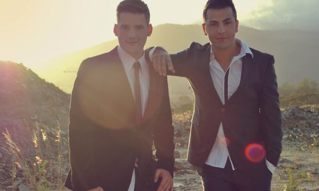 Los chicos de Montecarlo ¡están pegados!