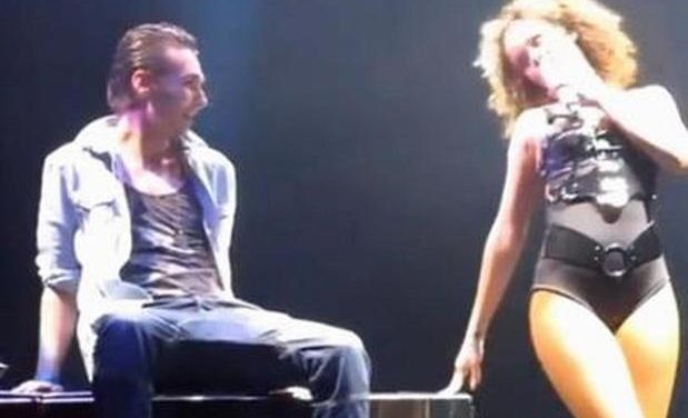 Rihanna deleita con baile erótico a uno de sus fans en show
