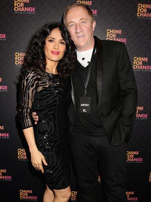 Salma Hayek complace a su marido usando ropa de cuero