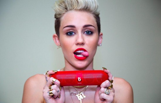 Miley Cyrus se manifiesta sobre la polémica desatada por canción Jay-Z