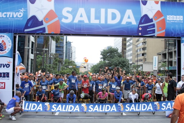 Participantes de la carrera Banco Activo-VAAC regalaron sonrisas a los niños venezolanos