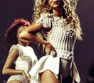 Beyoncé reclama a fan por grabar y no cantar en su concierto