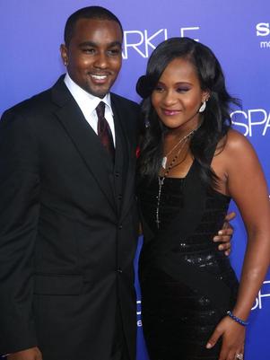 Hija de Whitney anuncia compromiso con su hermano adoptivo