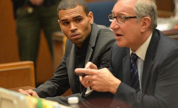 Chris Brown se declara inocente de chocar y escapar en LA