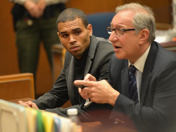 Chris Brown se declara inocente de chocar y escapar en LA