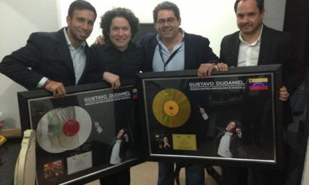 Gustavo Dudamel y la orquesta sinfónica Simón Bolívar de Venezuela reciben doble disco de Platino y Oro