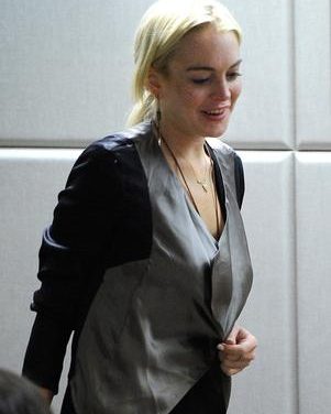 Lindsay Lohan termina condena en clínica de rehabilitación