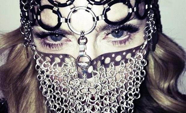 Madonna provoca a musulmanes por foto en la que usa un niqab
