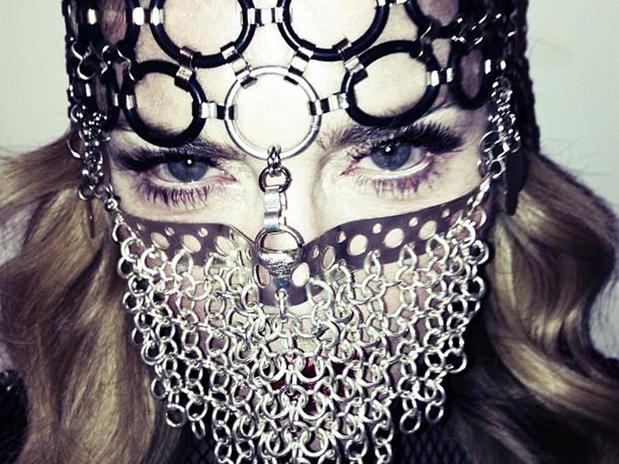 Madonna provoca a musulmanes por foto en la que usa un niqab