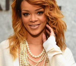 Rihanna asiste ebria a concierto de Kings of Leon en Polonia