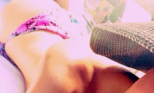 Thalía emula foto de Sofía Vergara al posar en bikini