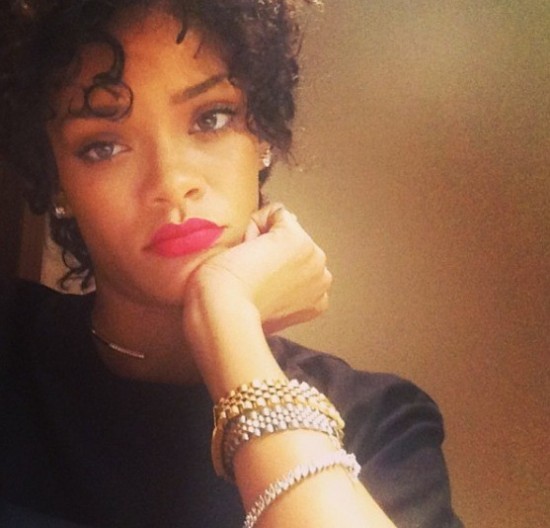 Rihanna inicia el mes estrenando un radical cambio de look