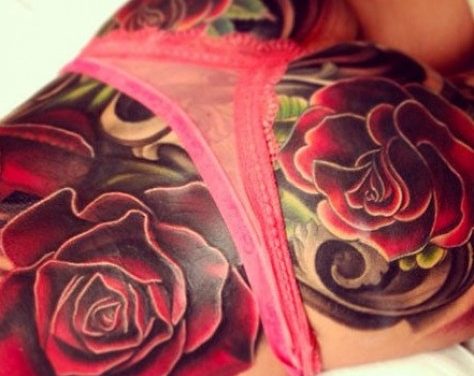 Cheryl Cole revela su tatuaje con provocativa foto de su trasero