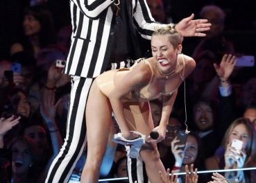Miley Cyrus se portó muy sugerente con Robin Thicke en los MTV Video Music Awards (+Fotos)