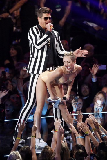 Miley Cyrus se portó muy sugerente con Robin Thicke en los MTV Video Music Awards (+Fotos)