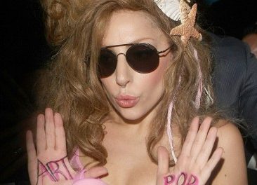 Lady Gaga deja poco a la imaginación saliendo en sostén (+Fotos)