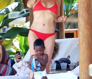 Charlize Theron celebra sus 38 años con sexy bikini rojo