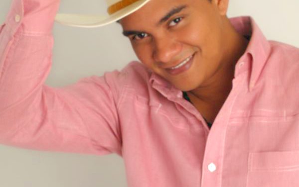 José Javier Armas ¡llena de nuevos aires el folklore!