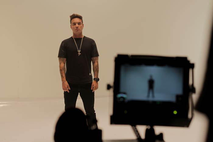 J Balvin Graba El Video De Su Canción »Sola» En Bogotá