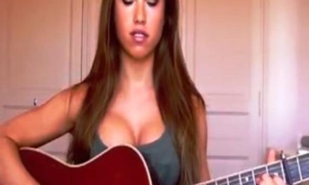 Jess Greenberg triunfa en YouTube con su música y sus senos (+Video)