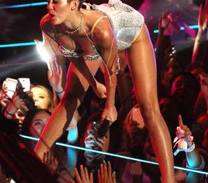 Miley Cyrus desata búsquedas de su sexy baile twerking (+Mira aqui el Video)