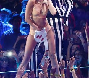 MTV recibe críticas por acciones de Miley Cyrus y Lady Gaga