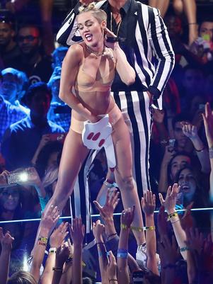 MTV recibe críticas por acciones de Miley Cyrus y Lady Gaga