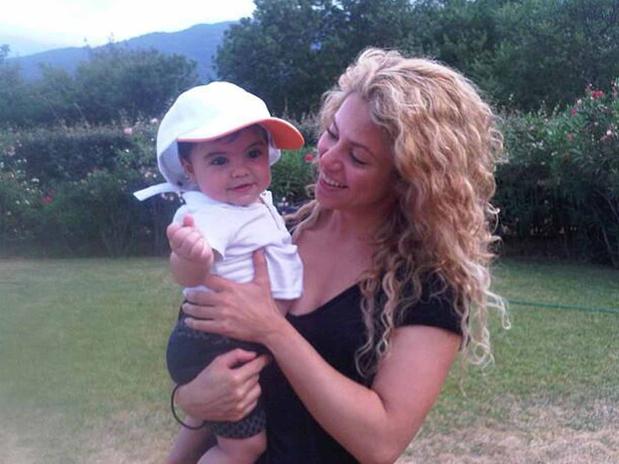 Shakira presume fotografía con Milan en la campiña francesa