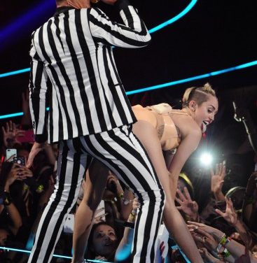 Vogue canceló la portada de Miley Cyrus por polémico baile en los VMA