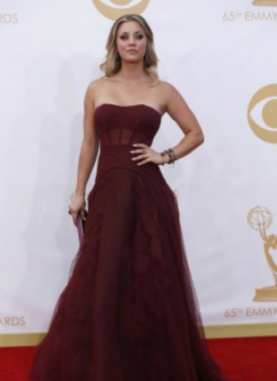 Emmy Awards 2013: Kaley Cuoco deslumbra con sexy vestido (+Foto)