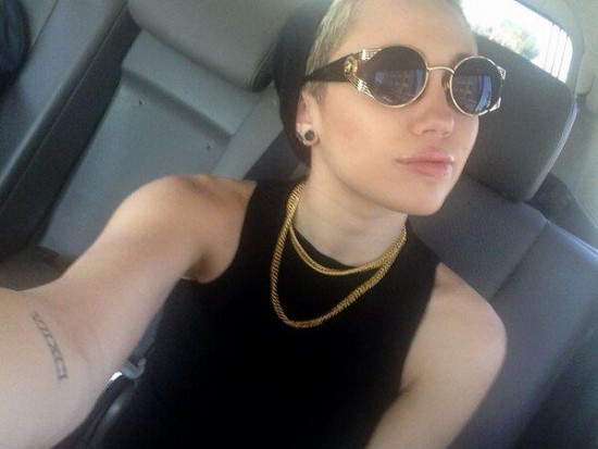 Miley Cyrus afirma que Kanye West la ayudó antes de su actuar en los VMA